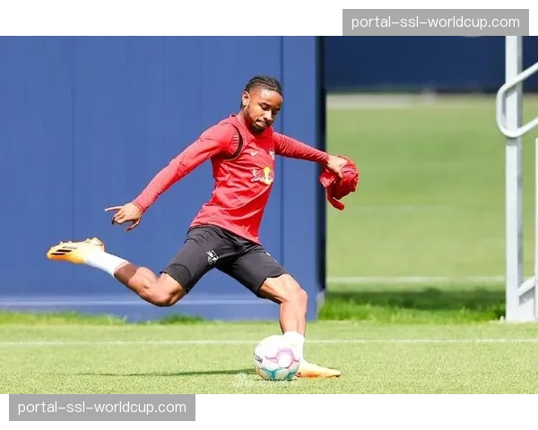 RB莱比锡赛前训练重点演练边后卫内收支援肋部进攻