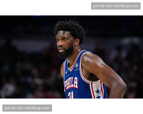 消息：恩比德因脚踝扭伤将至少缺席两周，76人季后赛前景蒙上阴影