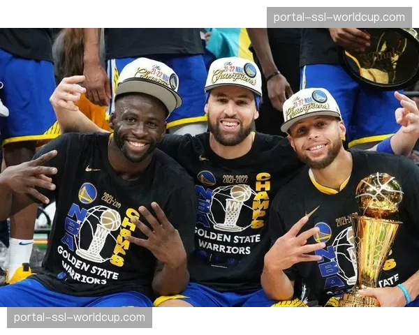 花絮：勇士主场为球队名宿举办雕像揭幕仪式，库汤追齐聚